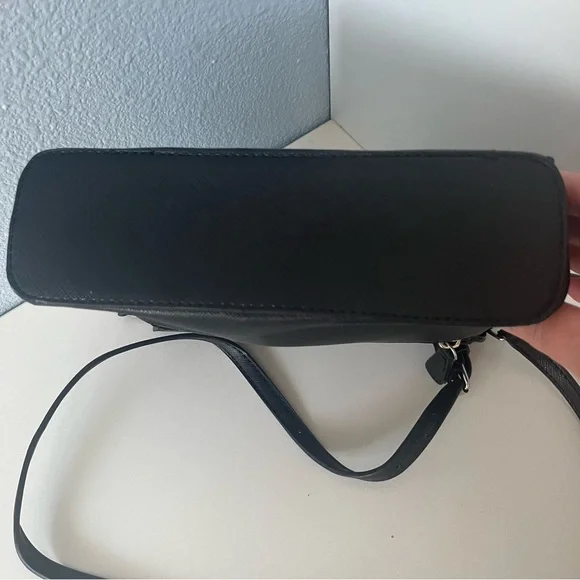 Sleek Black Crossbody Bag with Textured Finish - Picture 5 of 6